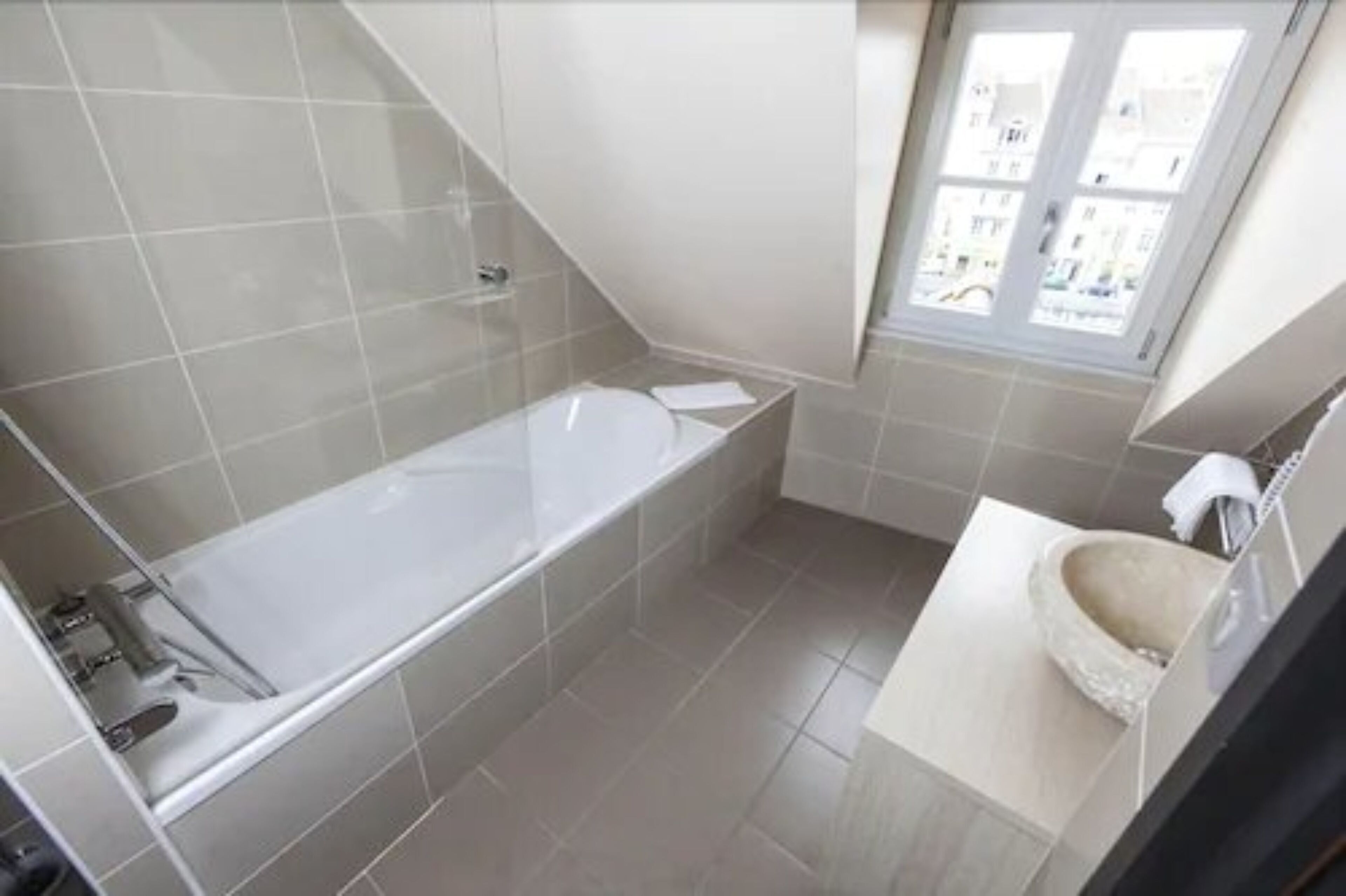 single room | bathroom | free toiletries, hair dryer, towels