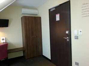 Hochwertige Bettwaren, Minibar, Zimmersafe, Schreibtisch