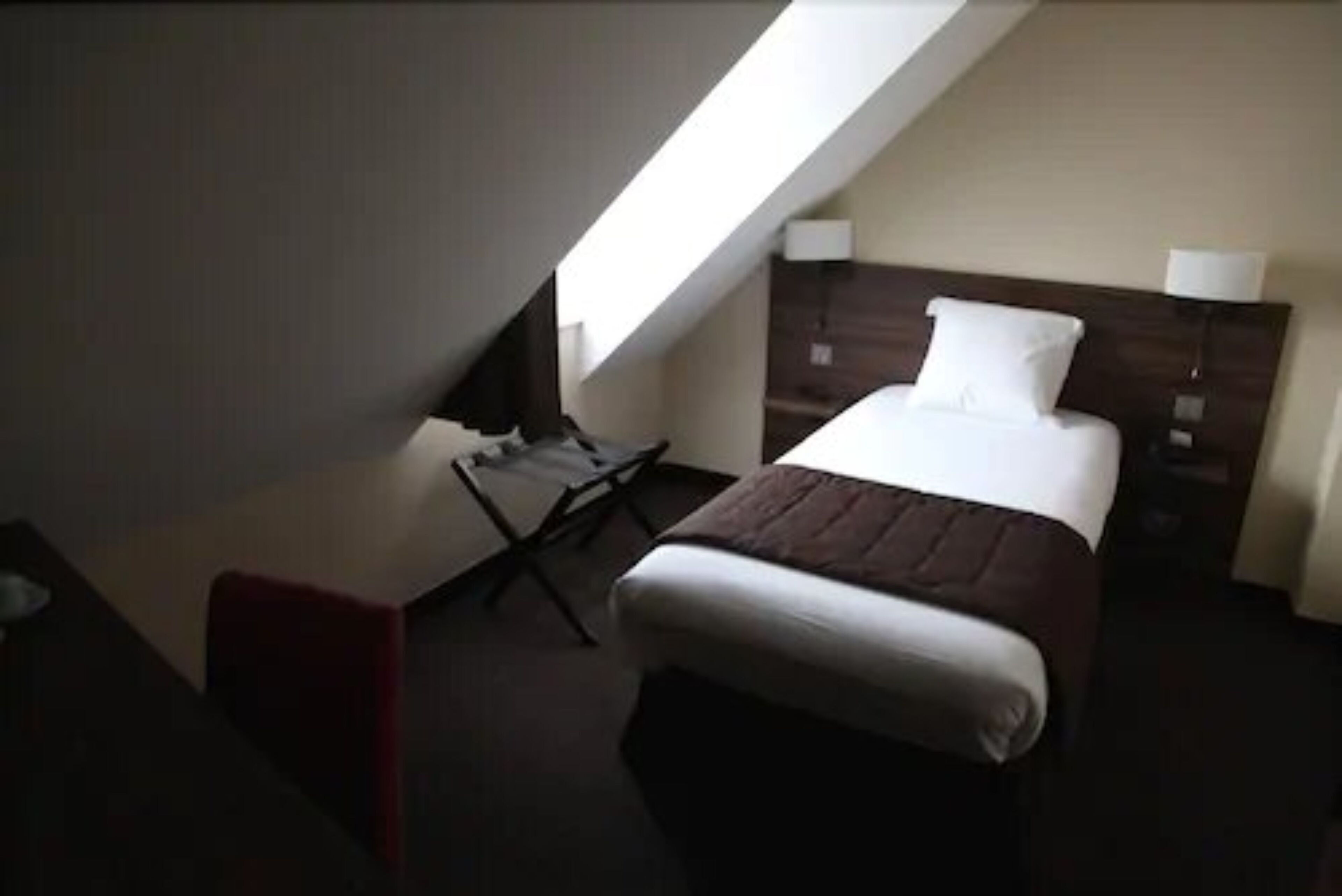single room | premium bedding, minibar, in-room safe, desk