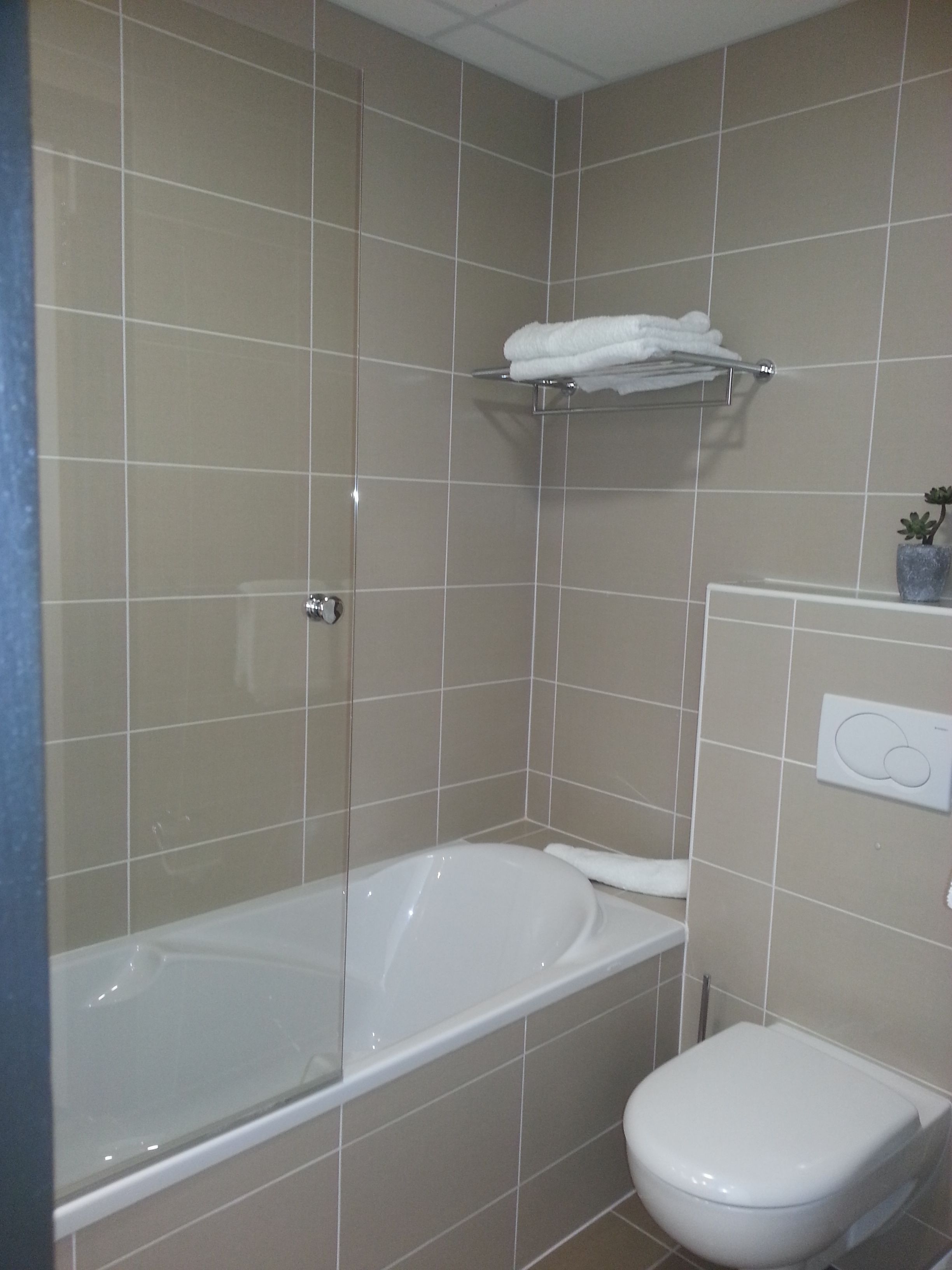 deep-soaking bathtub