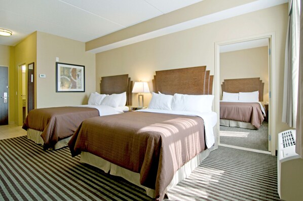 Suite, Plusieurs lits, réfrigérateur et four à micro-ondes, dans la tour | Literie hypoallergénique, espace de travail pour ordinateurs portables