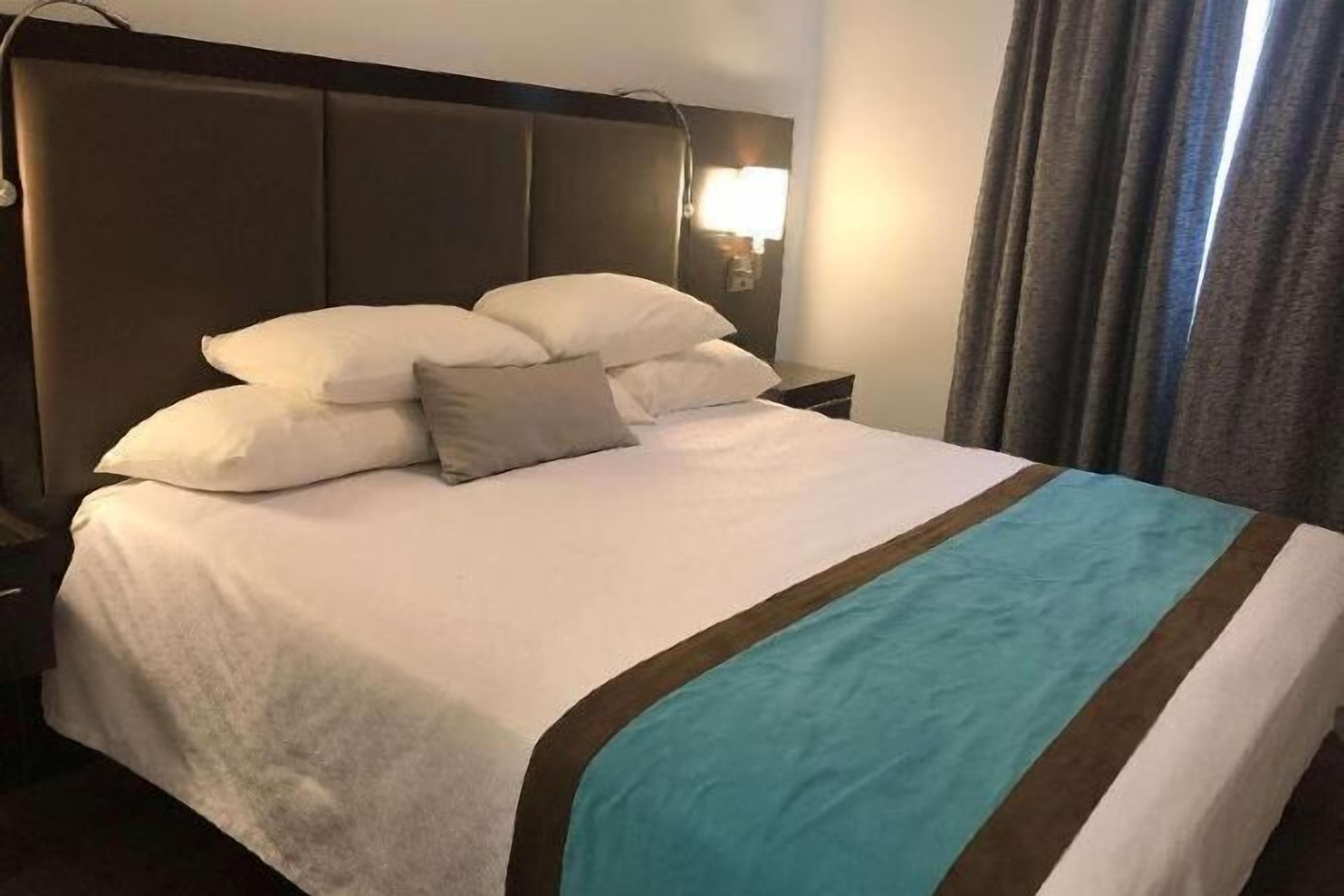 低刺激性寝具、ノートパソコン用作業スペース、遮光カーテン、アイロン / アイロン台