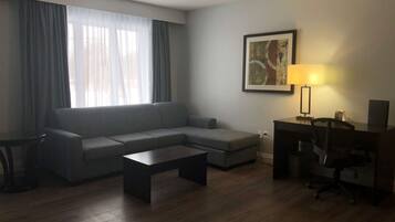 Suite, Beberapa Tempat Tidur, Bebas Asap Rokok, dapur (Living Room;with Sofabed) | Seprai antialergi, ruang kerja ramah laptop, dan tirai kedap cahaya