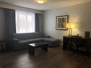 Suite, Plusieurs lits, non-fumeur, cuisine (Living Room;with Sofabed) | Literie hypoallergénique, espace de travail pour ordinateurs portables