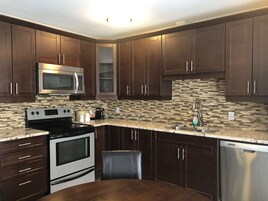 Ropa de cama hipoalergénica y espacio para trabajar con laptop 