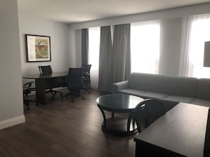 Suite, 1 Queen-Bett, Nichtraucher, Kühlschrank und Mikrowelle (Living Room;with Sofabed) | Allergikerbettwaren, laptopgeeigneter Arbeitsplatz