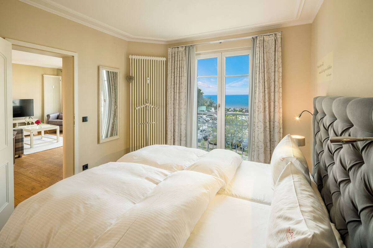 apartment | 1 bedroom, minibar, in-room safe, individually decorated