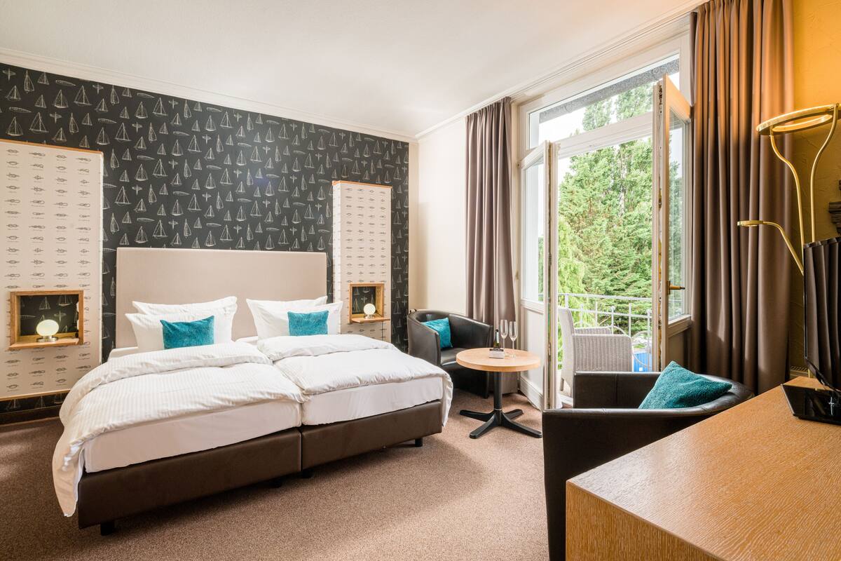 double room | 1 bedroom, minibar, in-room safe, individually decorated