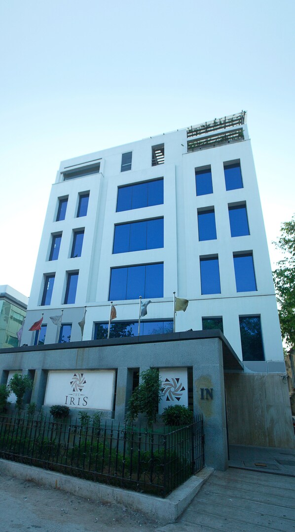 Un bâtiment moderne avec une façade blanche et des fenêtres bleues.
