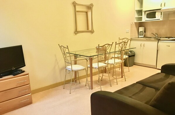 Departamento estándar, 2 habitaciones (Le Par) | Área de sala de estar | Televisión de pantalla plana 