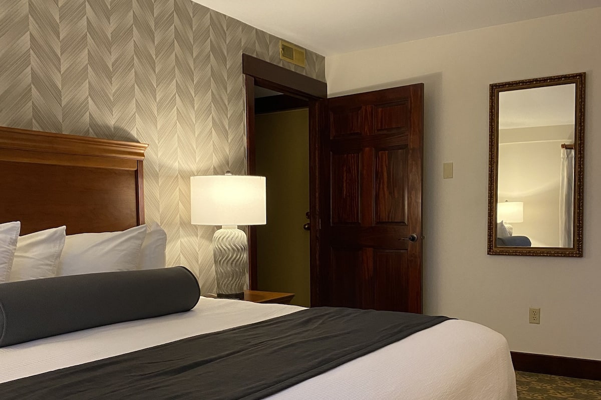 Luxury Room, 1 King Bed with Sofa bed | Blackout drapes, iron/ironing board, free WiFi, bed sheets