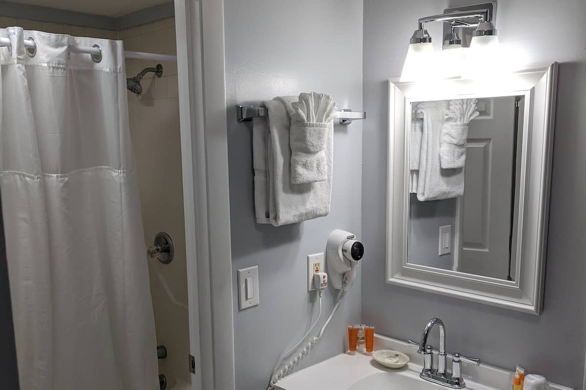 Duschwanne, Komfortbadewanne, kostenlose Toilettenartikel, Haartrockner