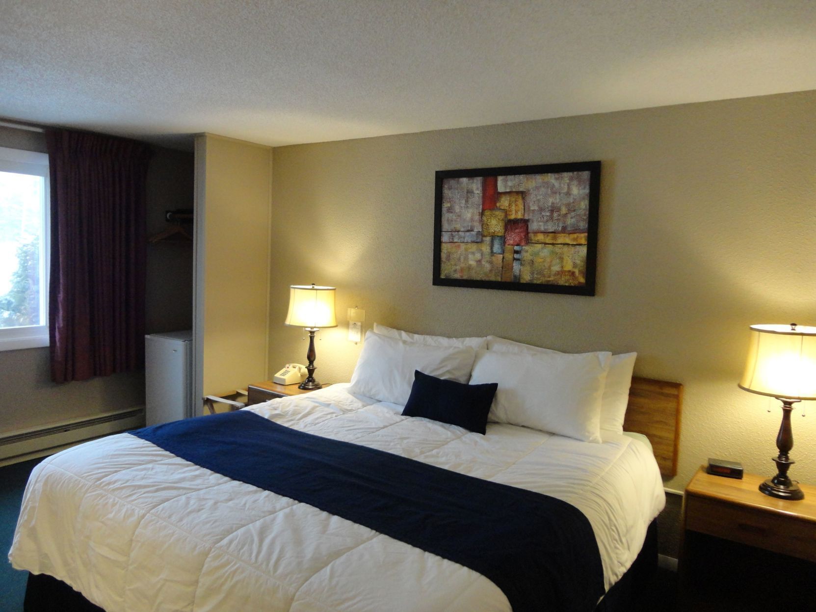Blackout drapes, free WiFi, bed sheets