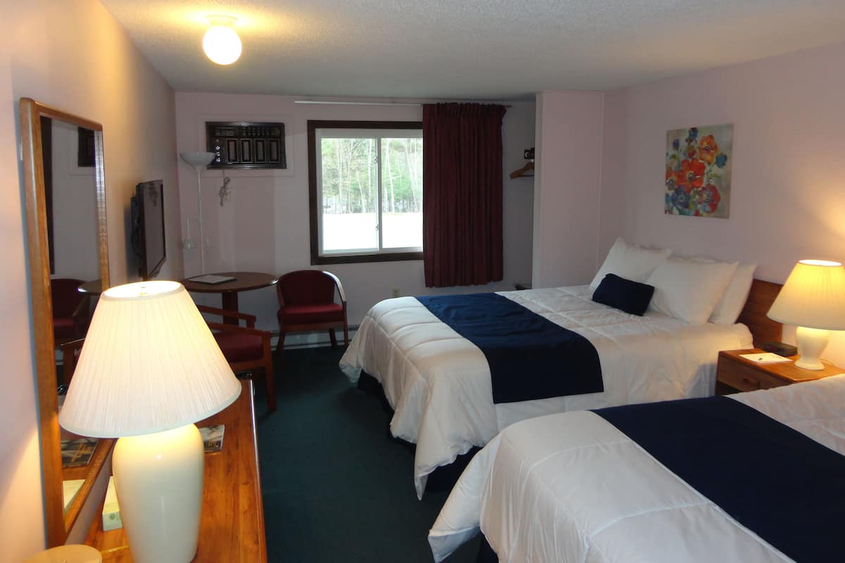 Standardzimmer, 2 Queen-Betten (Second floor, No elevator) | 1 Schlafzimmer, Verdunkelungsvorhänge, kostenloses WLAN, Bettwäsche