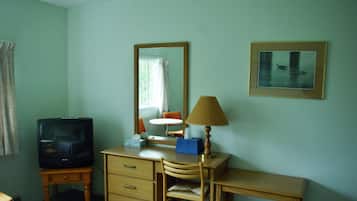 Economy Single Room 1 Double Bed Second Floor | Bàn, truy cập Internet không dây miễn phí