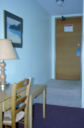 Economy Single Room 1 Double Bed Second Floor | Desk, free WiFi - The Tidal Bore Inn (Lower Truro)