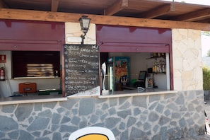 Swim-up bar