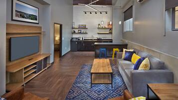 Suite, 1 trÚs grand lit, accessible aux personnes à mobilité réduite (Roll-In Shower)