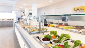 Een buffetgedeelte met diverse gerechten en een koffiehoek.