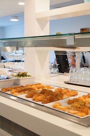 Se ofrece un desayuno bufé todos los días (por un coste adicional)