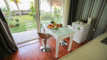 Deluxe Suite | In-room dining