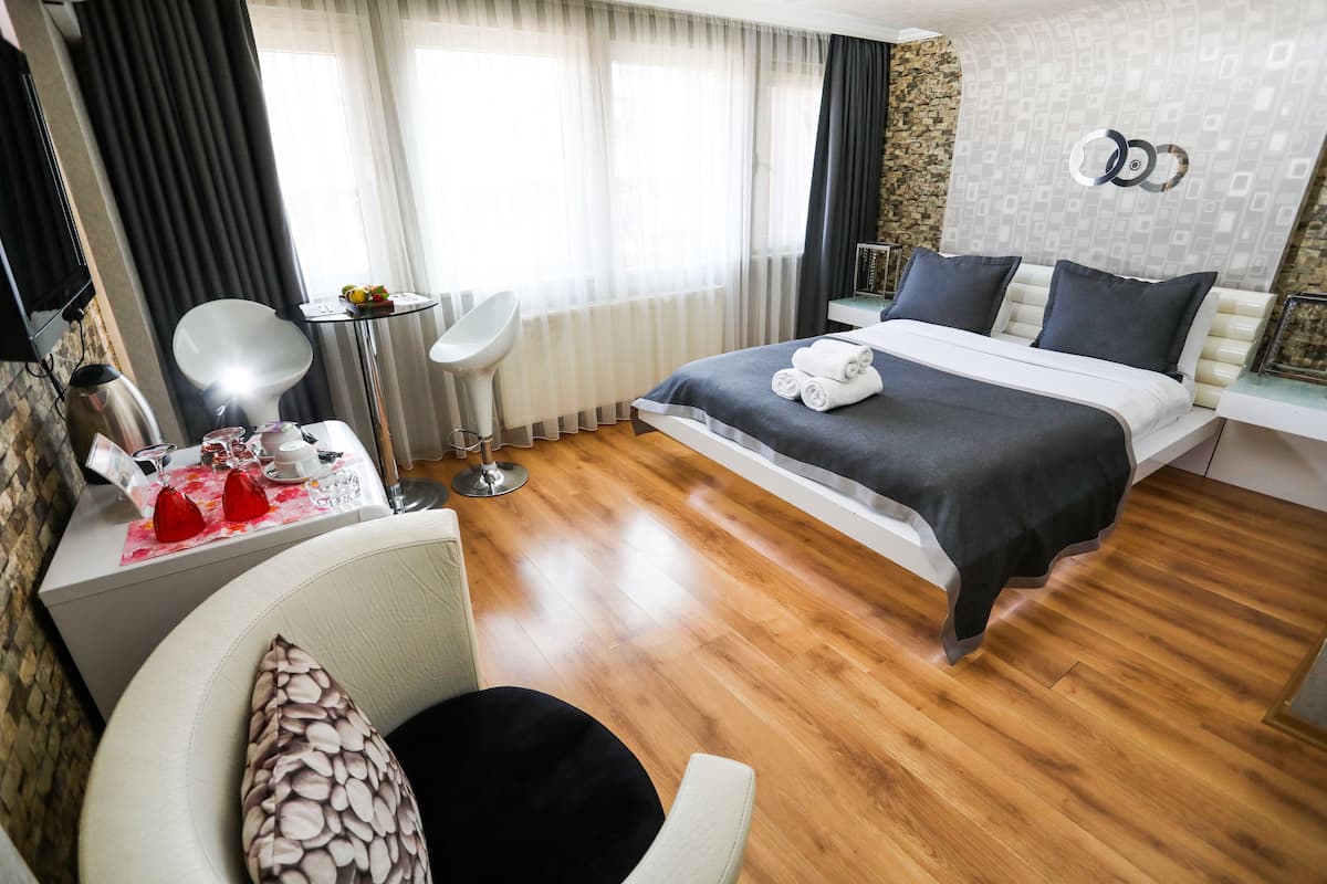 Suite | In-room safe, soundproofing, iron/ironing board, free cribs/infant beds