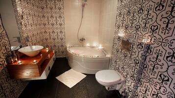 Deluxe Suite | Bathroom | Shower, hair dryer, slippers, towels