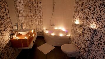 Deluxe-Suite | Badezimmer | Dusche, Haartrockner, Hausschuhe, Handtücher