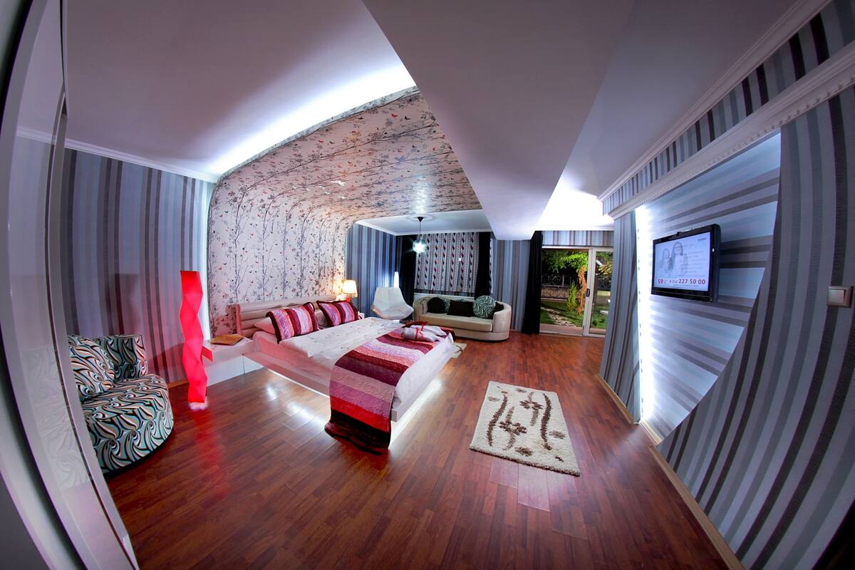 Deluxe Suite | In-room safe, soundproofing, iron/ironing board, cribs (free)