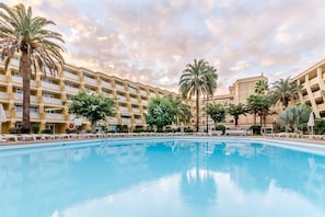 3 outdoor pools, pool loungers