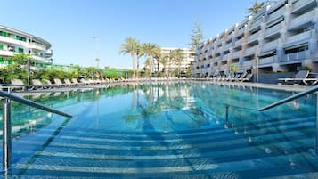 3 outdoor pools, pool loungers