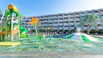 3 outdoor pools, sun loungers