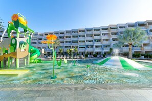3 outdoor pools, pool loungers