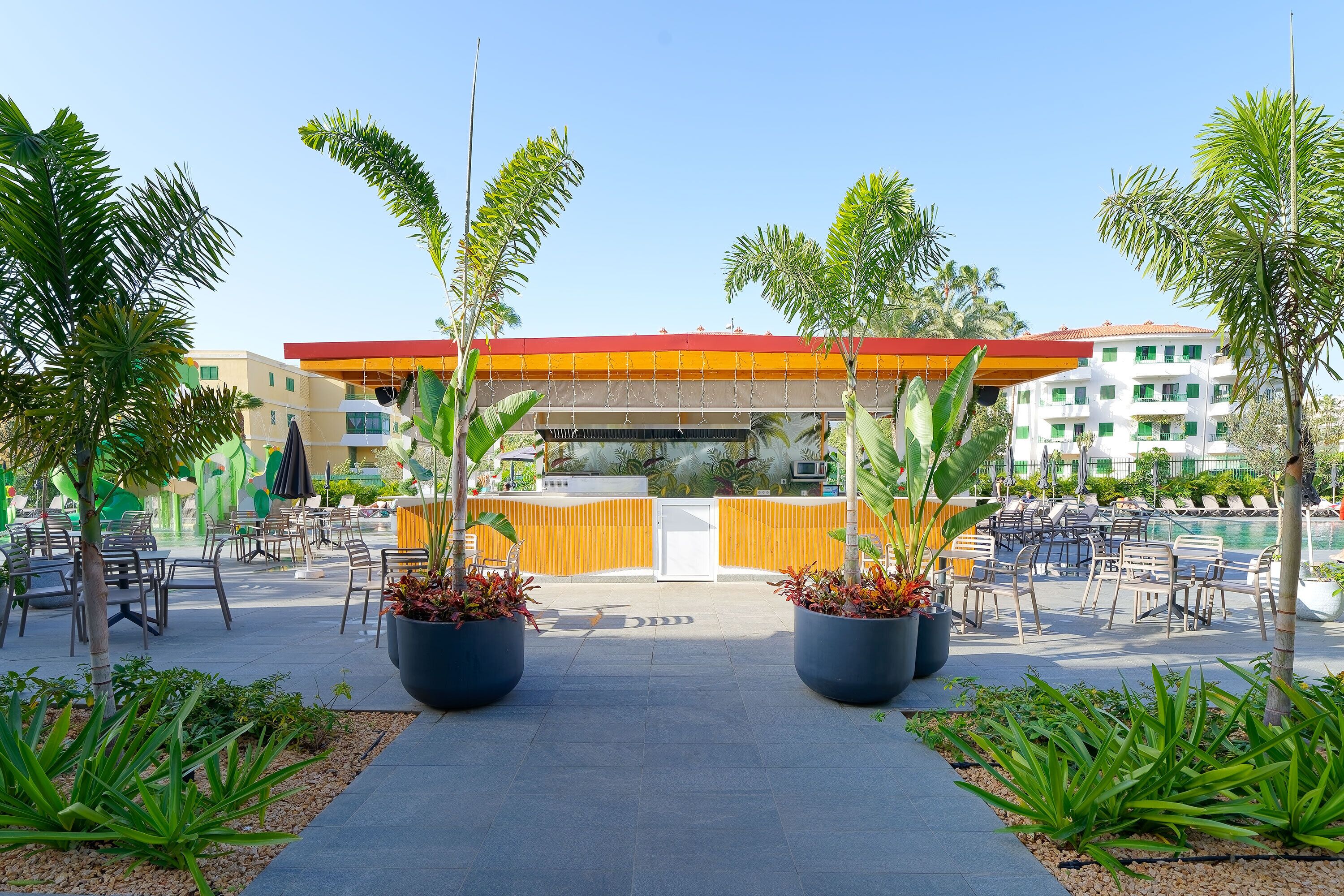 Bar junto a la piscina