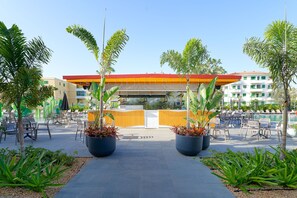 Bar en bord de piscine