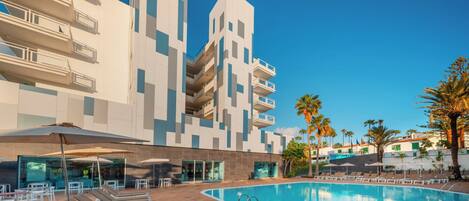 3 hồ bơi ngoài trời, dù/ô trên bãi biển/hồ bơi, ghế dài tắm nắng