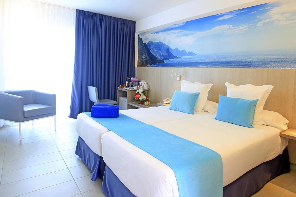 Cofres nos quartos, escrivaninha, cortinas blackout, Wi-Fi de cortesia