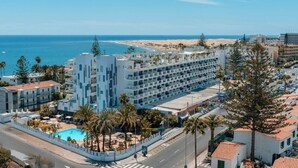 A hotel with multiple floors, a swimming pool, and a beach view. - Labranda Hotel Marieta & Spa - Adults only (San Bartolomé de Tirajana)