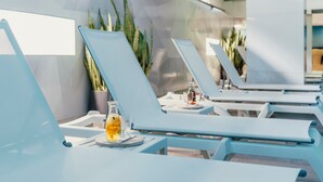 A row of light blue lounge chairs with a glass of iced drink on one of them. - Labranda Hotel Marieta & Spa - Adults only (San Bartolomé de Tirajana)