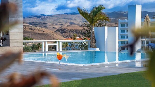 3 outdoor pools, pool umbrellas, pool loungers