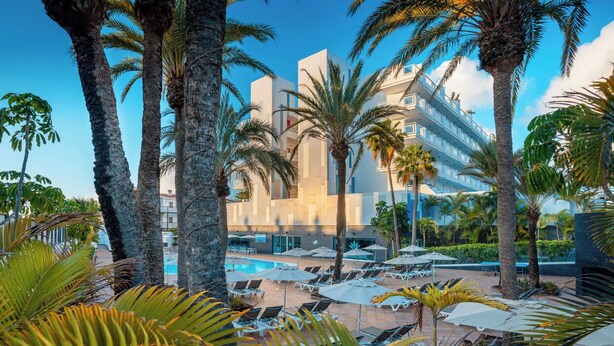 A modern hotel with a pool area surrounded by palm trees. - Labranda Hotel Marieta & Spa - Adults only (San Bartolomé de Tirajana)