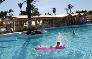 Outdoor pool, pool umbrellas, sun loungers - Bungalows Parque Bali (San Bartolomé de Tirajana)