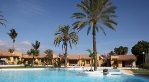 Outdoor pool, pool umbrellas, sun loungers - Bungalows Parque Bali (San Bartolomé de Tirajana)