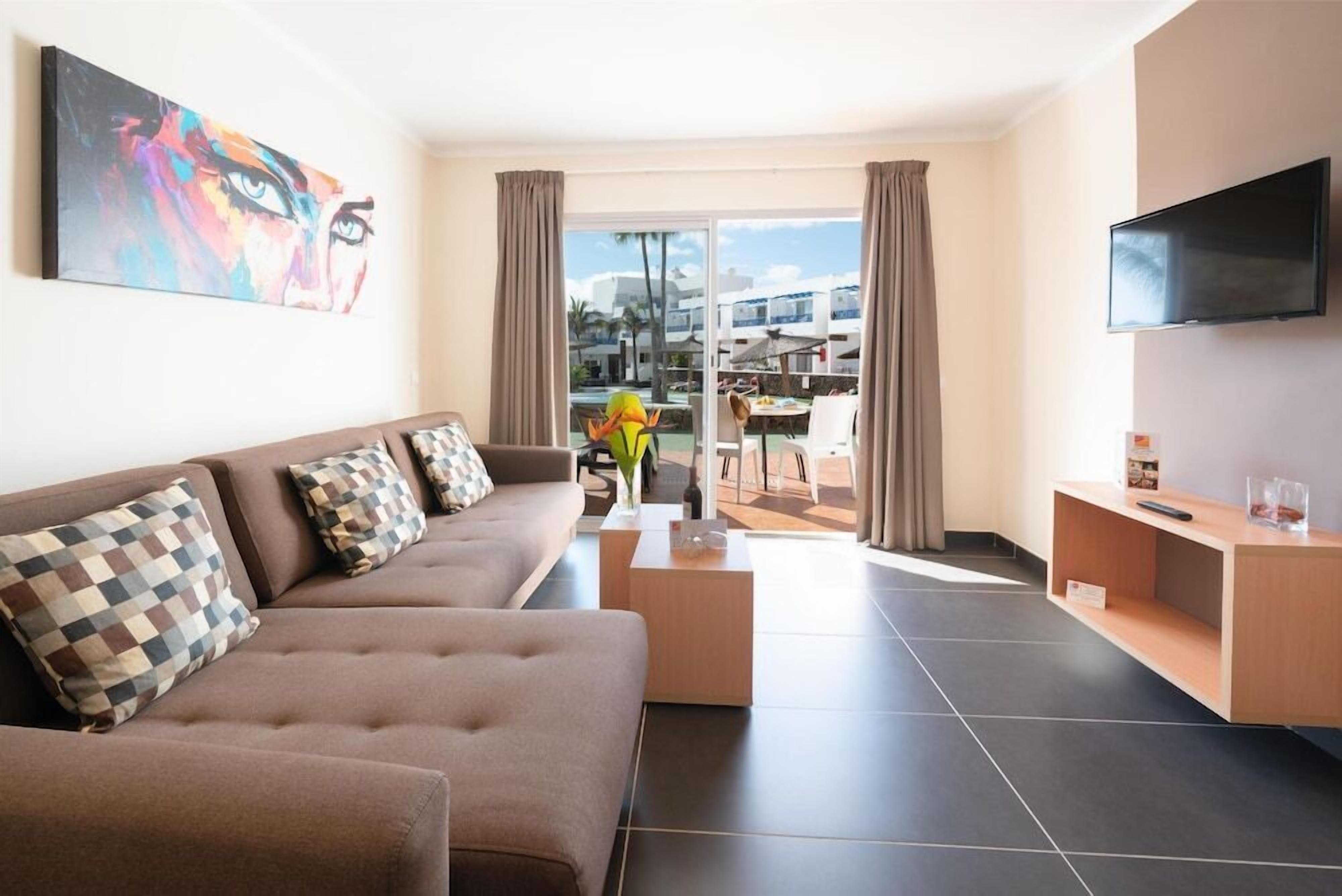 32 インチの液晶テレビ (衛星放送視聴可)、テレビ