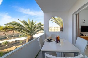 Outdoor dining - Club Siroco Apartamentos (Teguise)