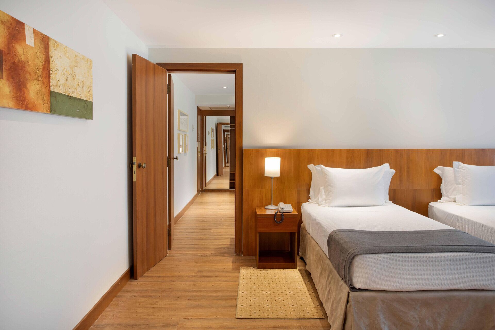Minibar, két bảo mật tại phòng, bàn 