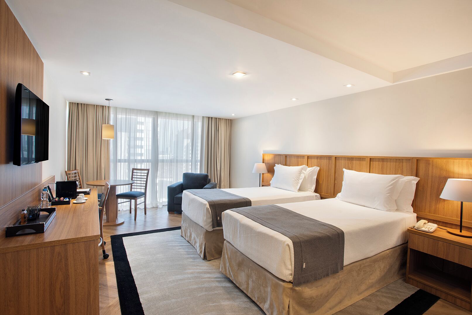 Deluxe-huone | Minibaari, tallelokero huoneessa, työpöytä