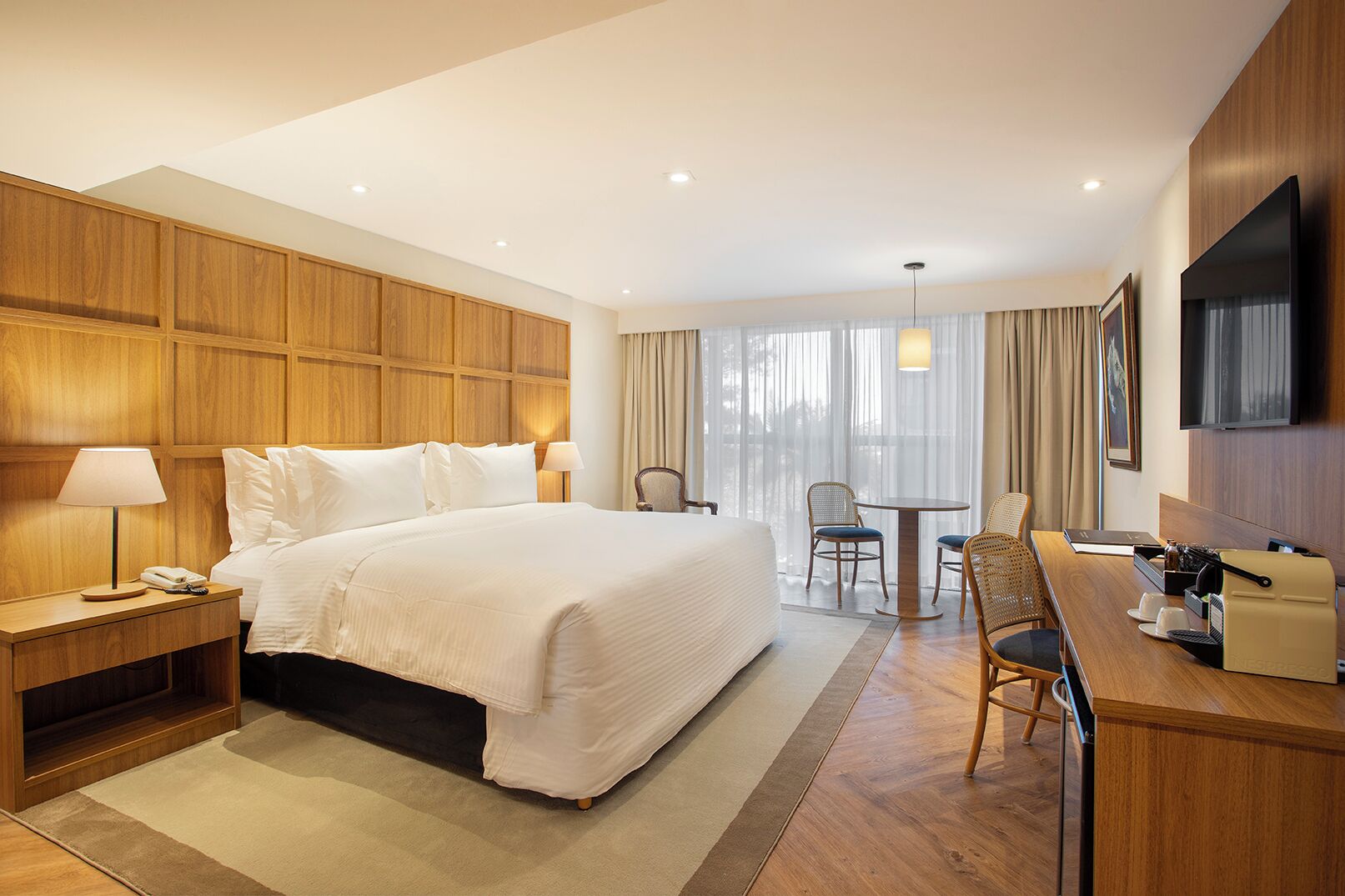 Luxo com Cama Casal | Minibaari, tallelokero huoneessa, työpöytä