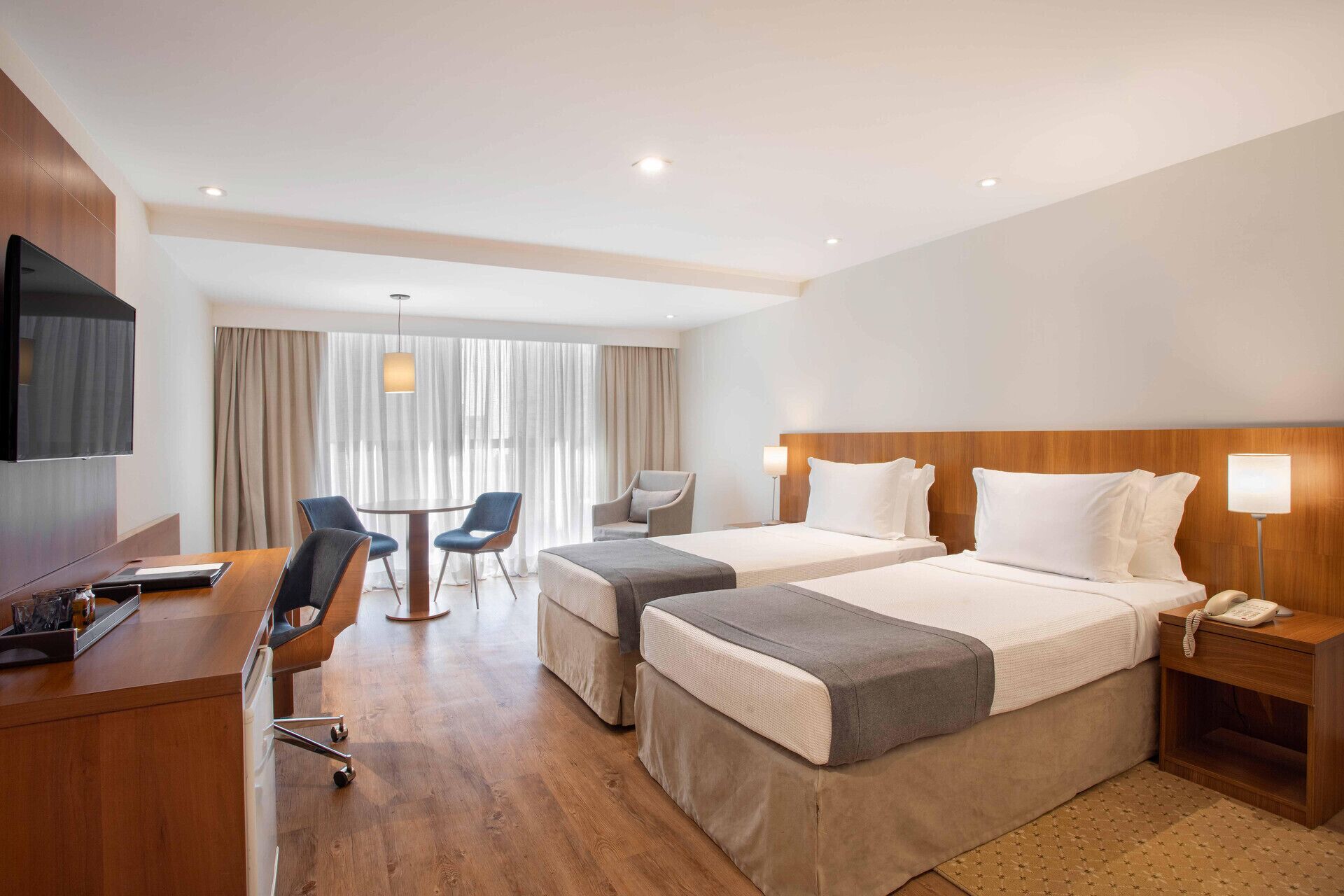 Minibar, két bảo mật tại phòng, bàn 