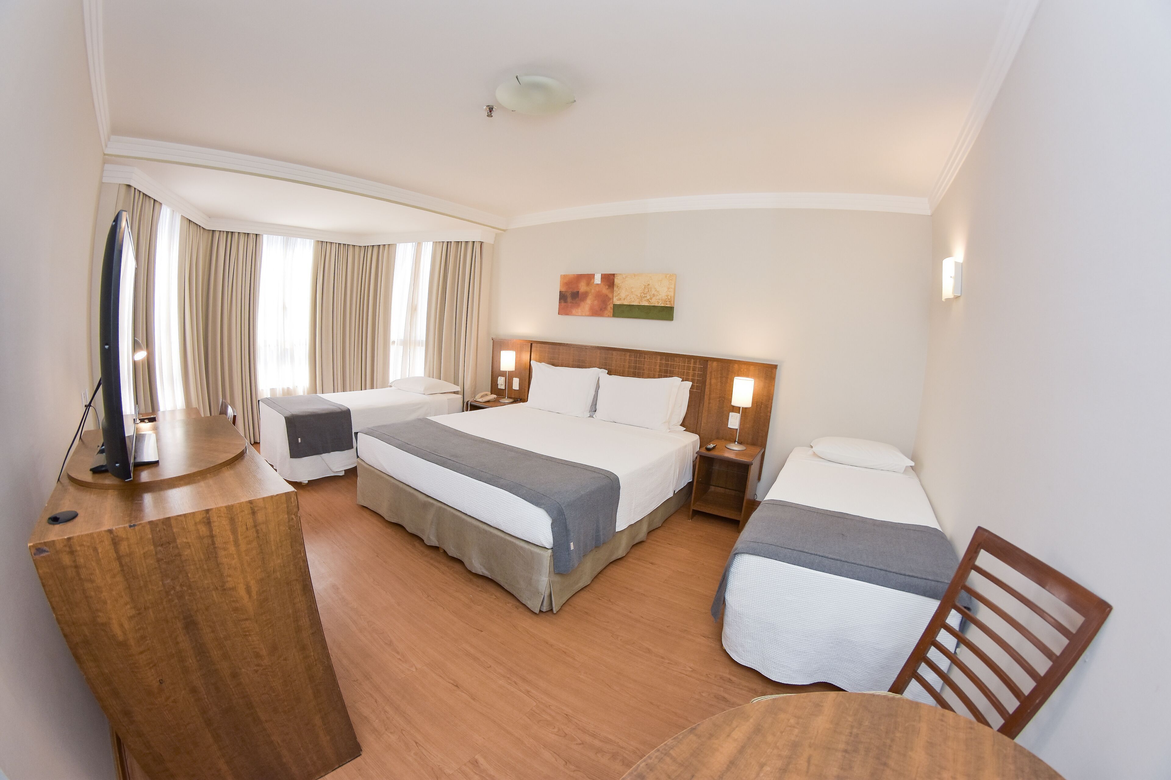 Minibaari, tallelokero huoneessa, työpöytä